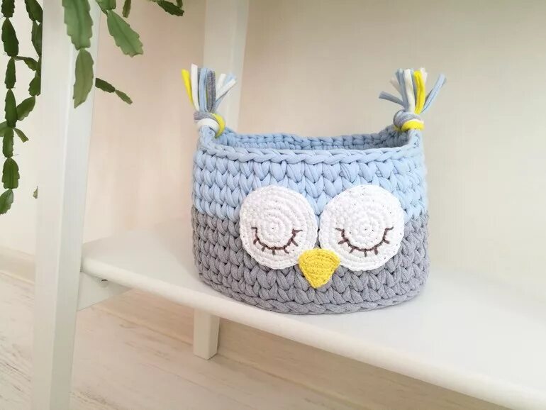 Вязаные корзинки на кроватку. Корзинка на кроватку из трикотажной пряжи. Вязаные корзинки. Кармашек на кроватку из трикотажной пряжи. Подвесная корзина из трикотажной пряжи.