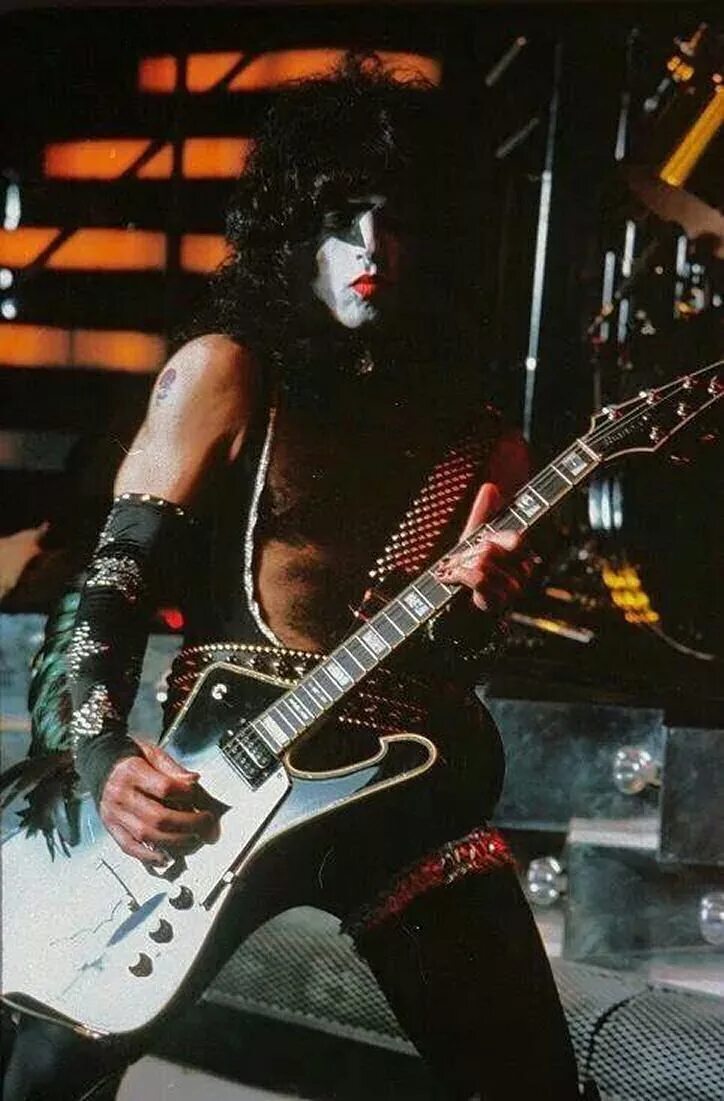 Пол симмонс. Пол стэнли кисс. paul stanley 1977. пол стэнли фото 2019. пол стэнли с розой.