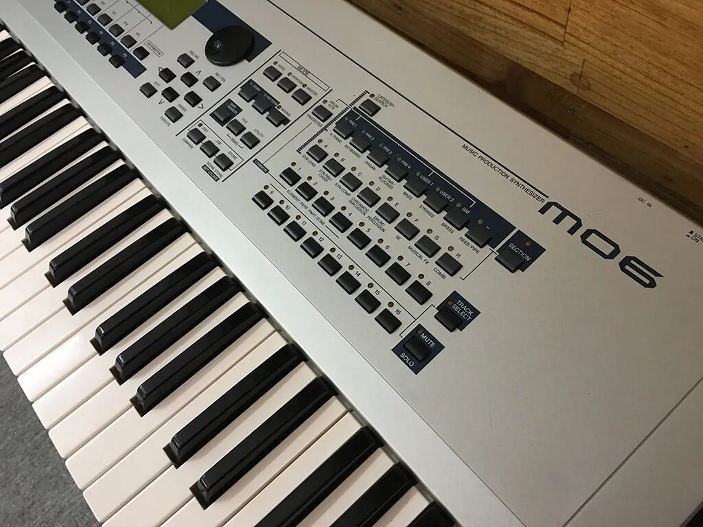 Мо 06. Yamaha mo6. Синтезатор Ямаха МО 6. Синтезатор Yamaha мо6. Синтезатор Ямаха 1982 года.