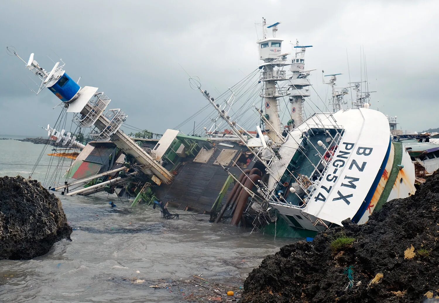 Тайфуны обрушиваются на побережья островов. Тайфун в Сямыне. Тайфун к голландец. Стена тайфуна туристический корабль.