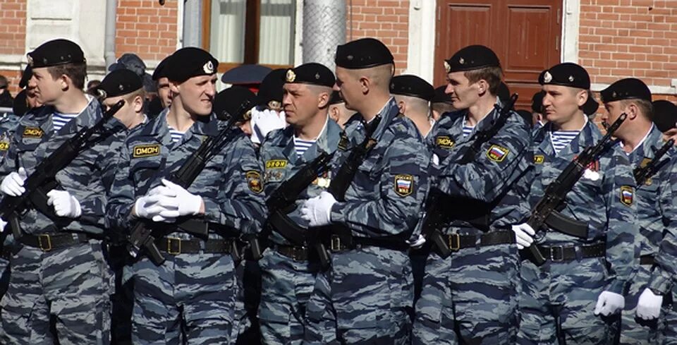Омон в колонну поставил людей. Колонна омон камаз. Колонна омон. Вооруженный. Колонна автозаков.