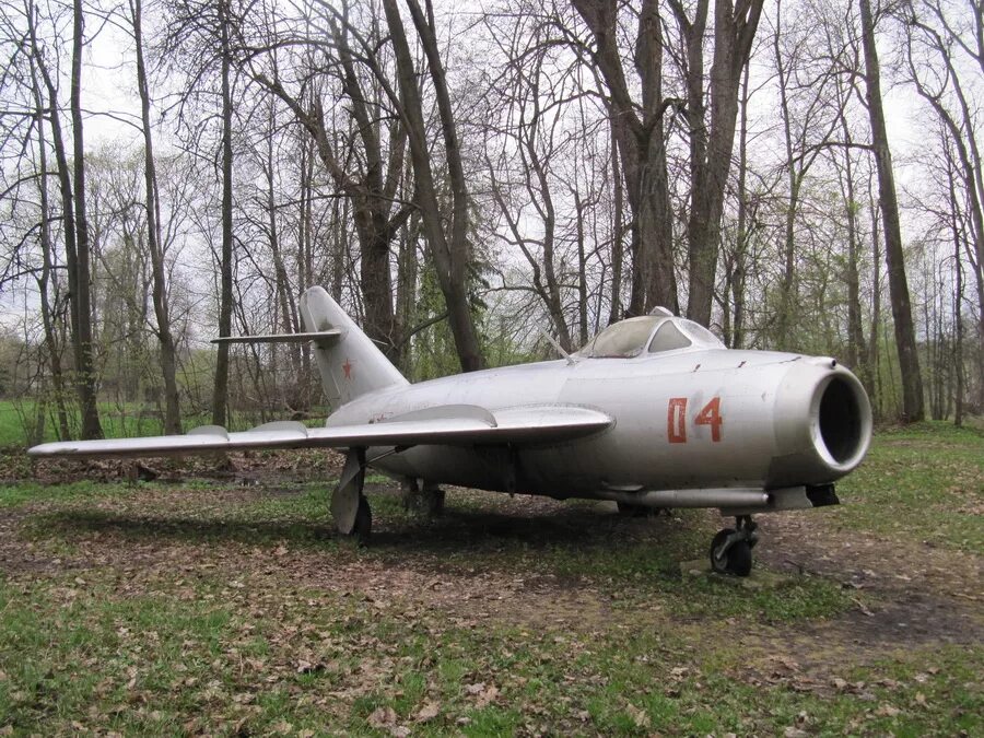 Самолет в рубцовске. Памятник самолёт миг-15ути арсеньев. Самолет сигма 4. Аэропорт тигиль ан 28. Фото земли с самолета.