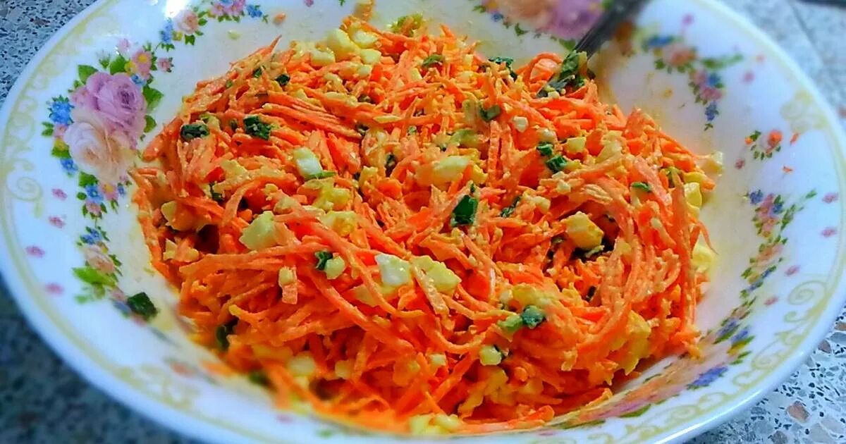 Салат из моркови с чесноком калорийность. Салат елена. простые салаты елена. салат с морковью армянский. картинка салат морковь новогоднем.