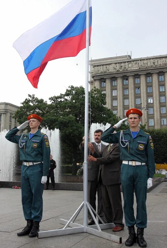 Охрана знамени. Охрана на флаге России. Одесса флаг России. Джордж с флагом России. ВСУШНИК целуют флаг России.