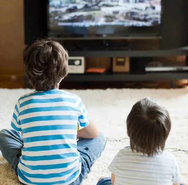 Подростки смотрят телевизор. Телевизор для детей. Ребенок за телевизором. Телевизор в детскую. Дети смотрят телевизор.