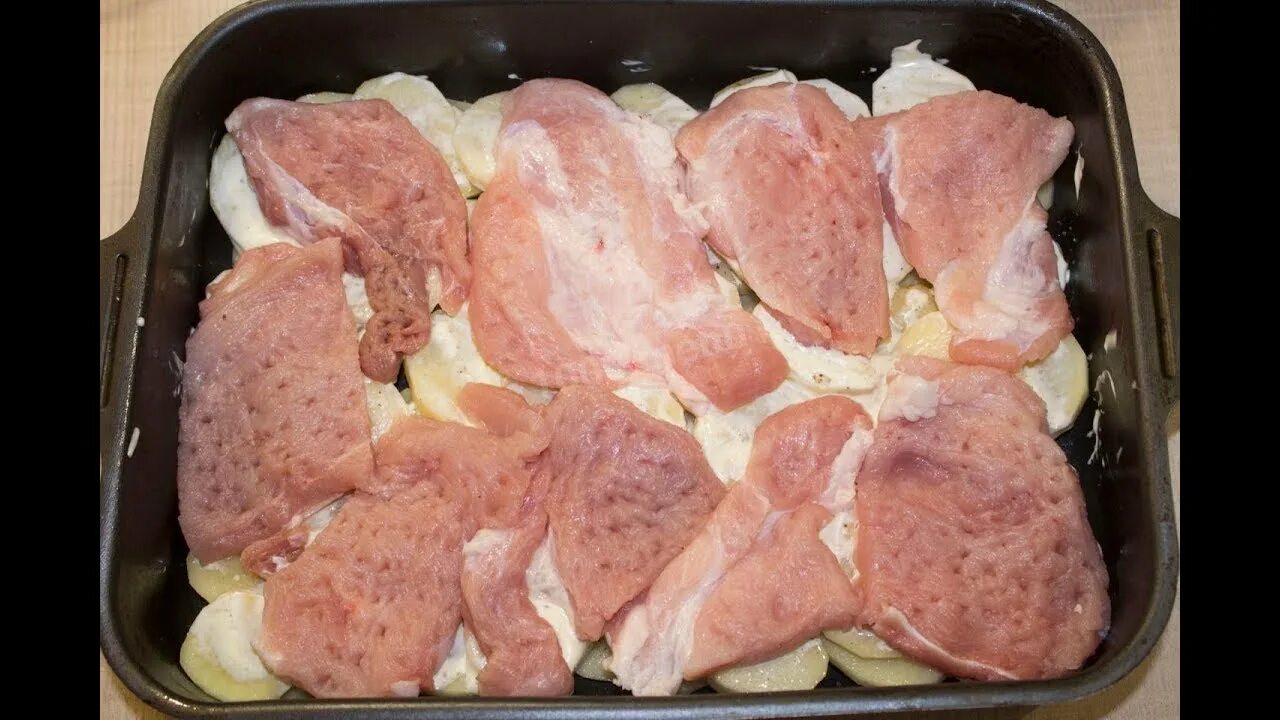 Мясо на протвине в духовке. Мясо в духовке. Свинина в духовке куском. Свинина в духовке кусочками на противне. Мясо в фольге с грибами и помидорами.