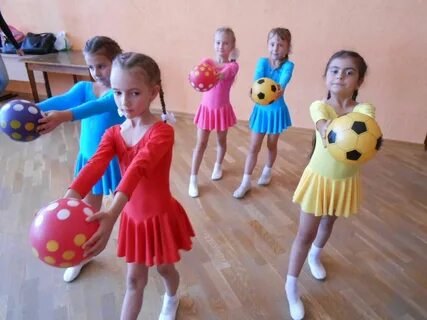 Спортивный танец в саду