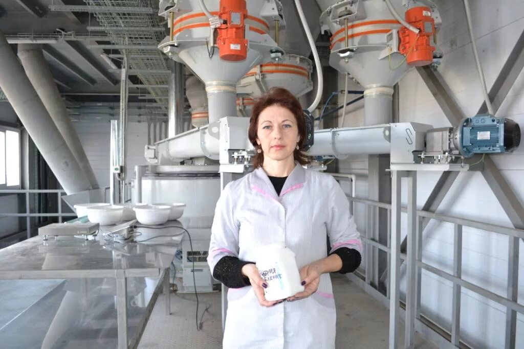 Комбикормовый завод оборудование. Аппаратчик комбикормового производства. Завод премиксов шебекино. Аппаратчик комбикормового производства. Ильиногорский комбикормовый завод.