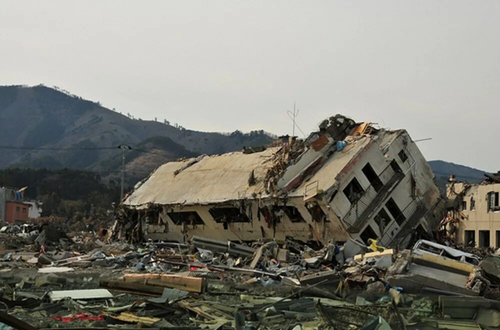 Интересные землетрясения. Катастрофы недвижимость Япония. Дома после землетрясения в Японии. 2-Месячное землетрясение в Калабрии последствия.