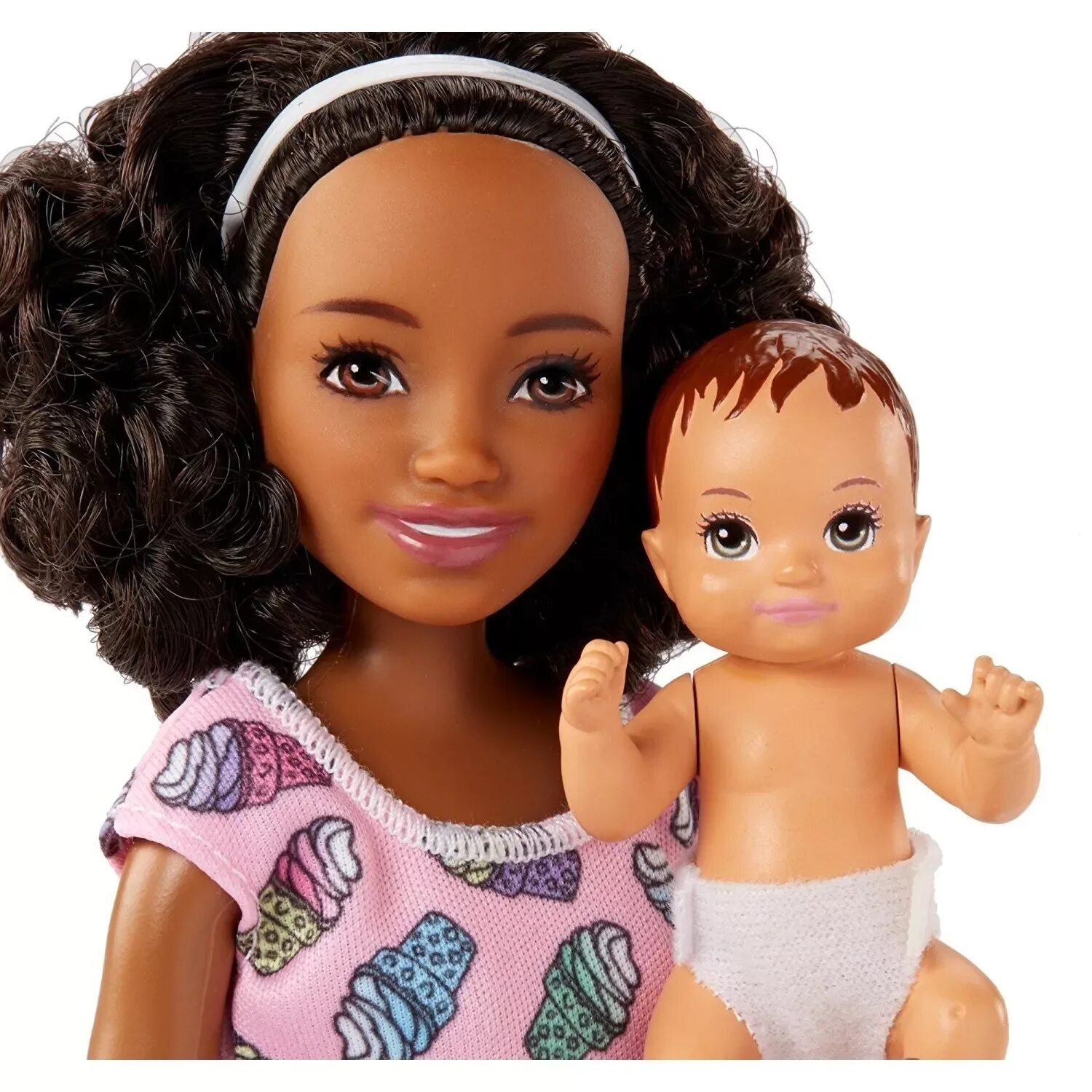 Темнокожая кукла. Игровой набор Barbie fhy97/fhy99 няня babysitters. Кукла Барби няня Скиппер. Пупсы Barbie Skipper babysitter. Skipper няня Barbie малыш.
