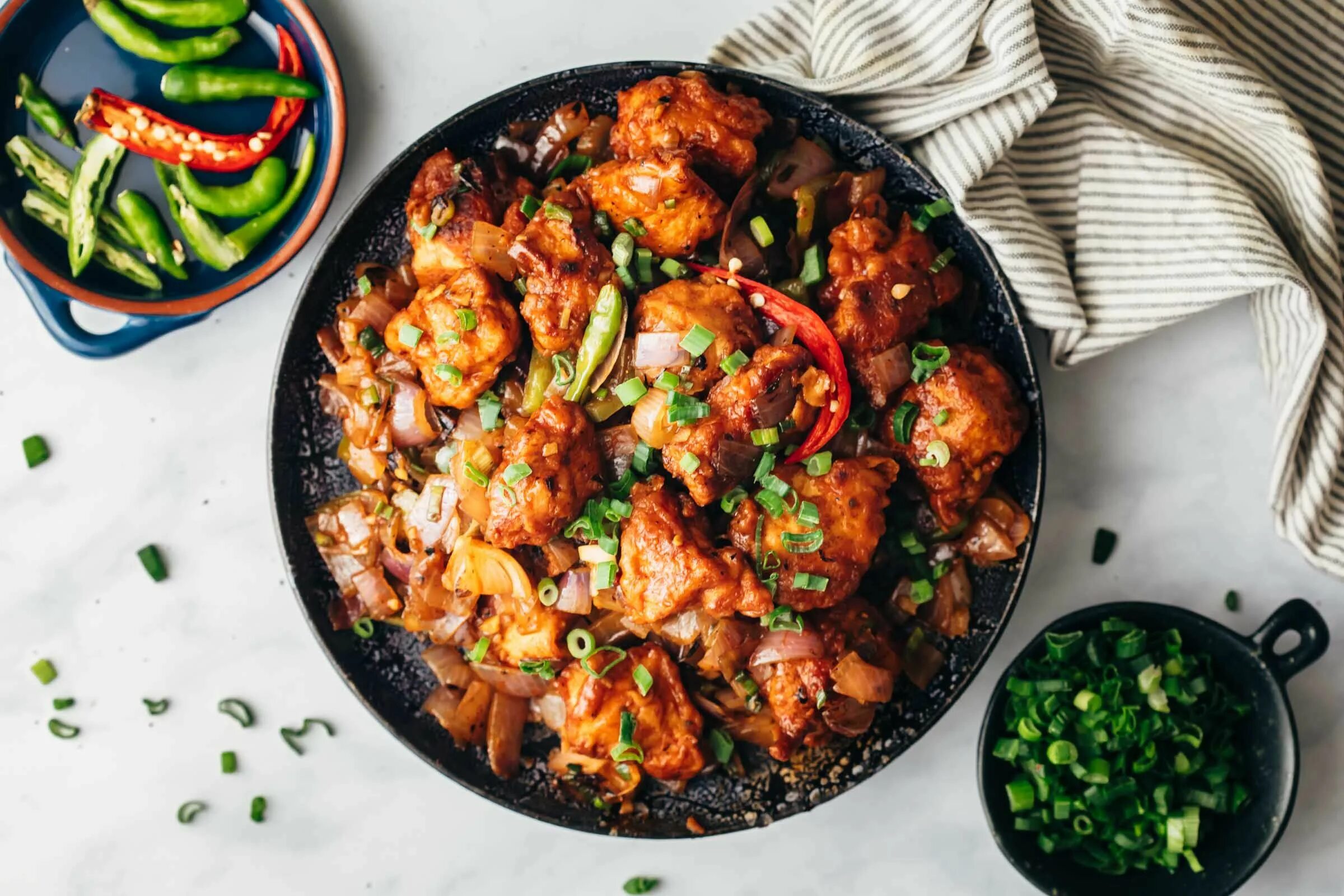 Two dishes. Chilli Paneer. Чикен Чили. Chili Chicken индийская кухня. Paneer Manchurian.