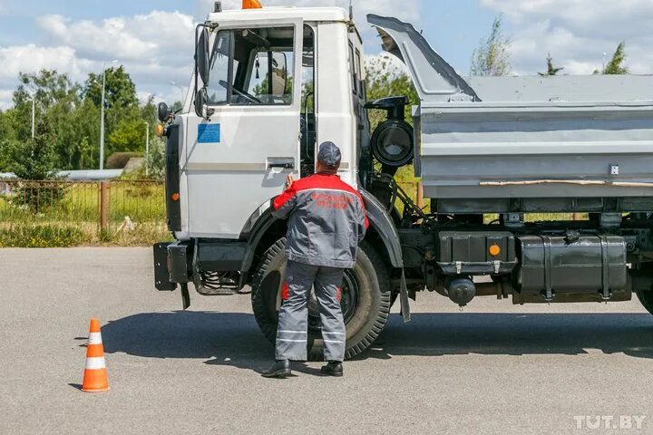 Водитель мусоровоза. Водитель мусоровоза фото. Водители мусоровоза МСК МО. Водитель мусоровоза чистенькие.