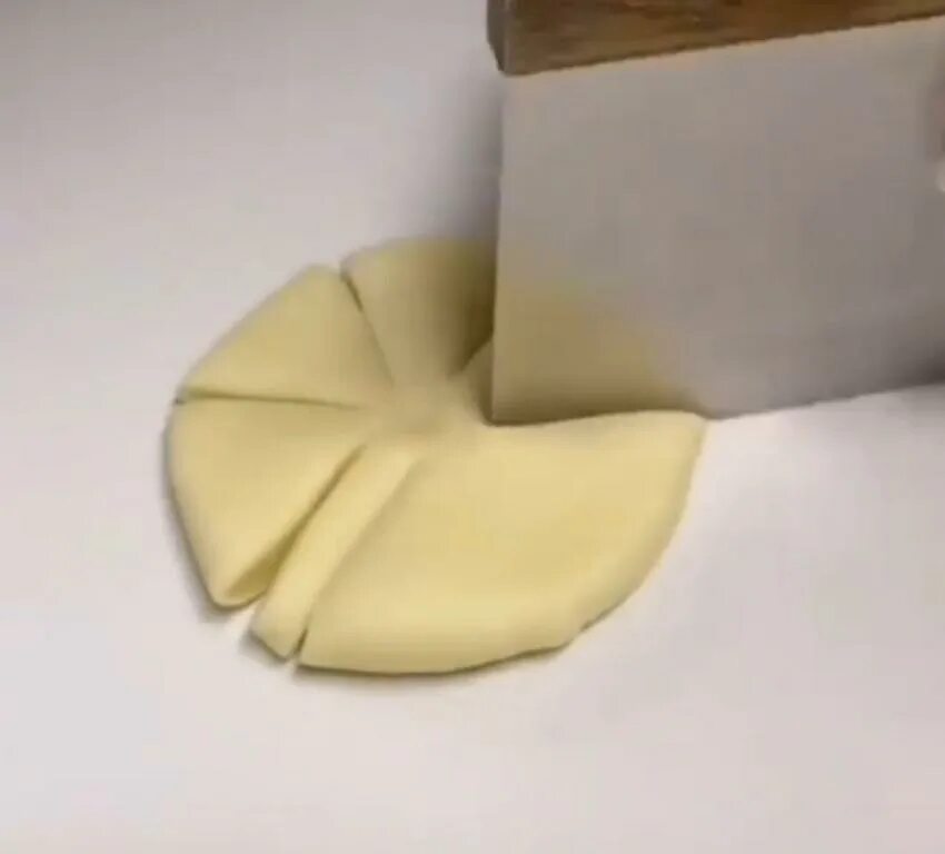 Тест бант. Булочки в форме бантика. Булочки в форме бантика. Объемный бантик из мастики. Плюшки бантики из дрожжевого теста.