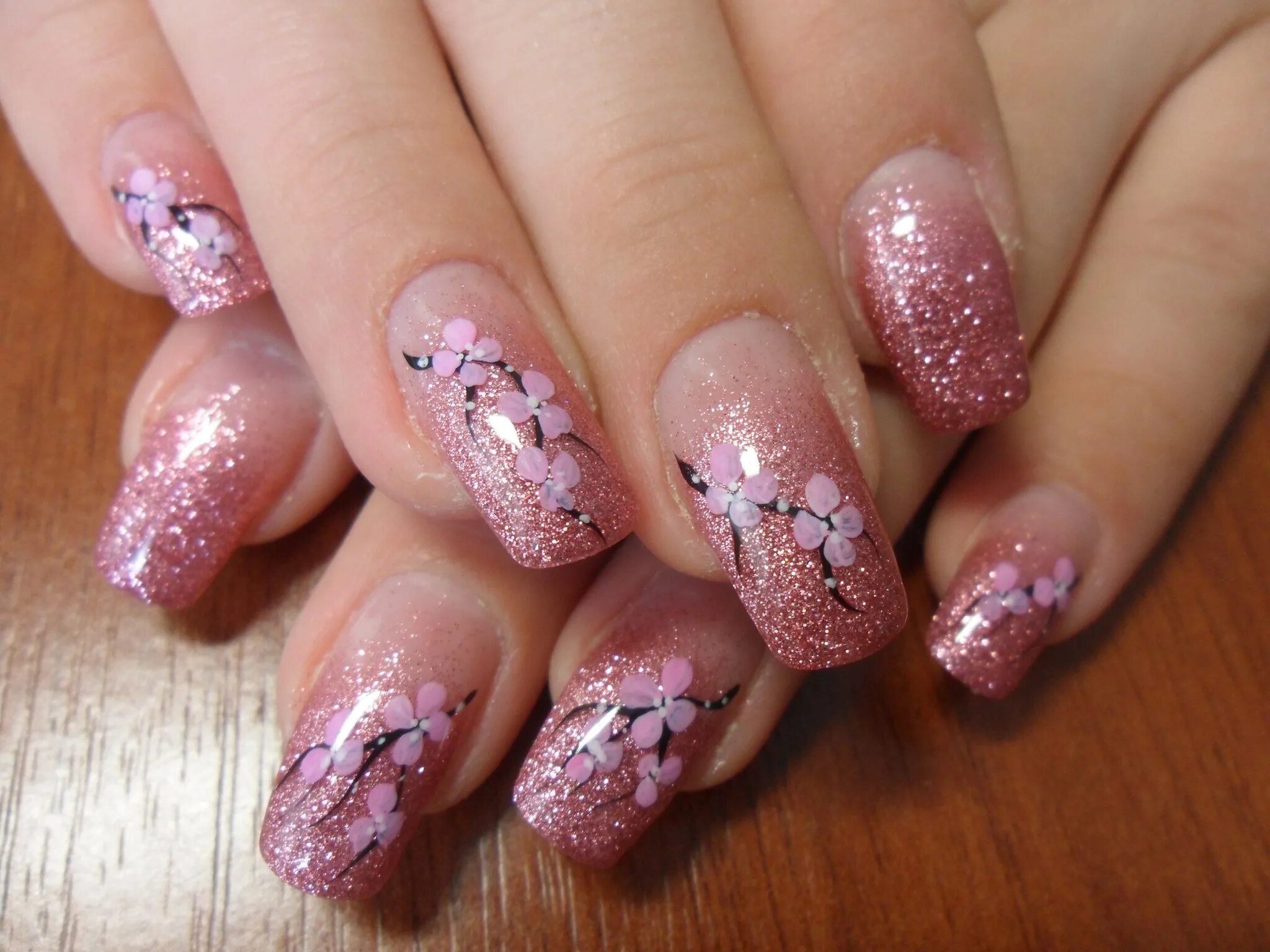Сакура на ногтях. Весенние ногти с блестками. Ветка Сакуры на ногтях. Розовый маникюр с сакурой.
