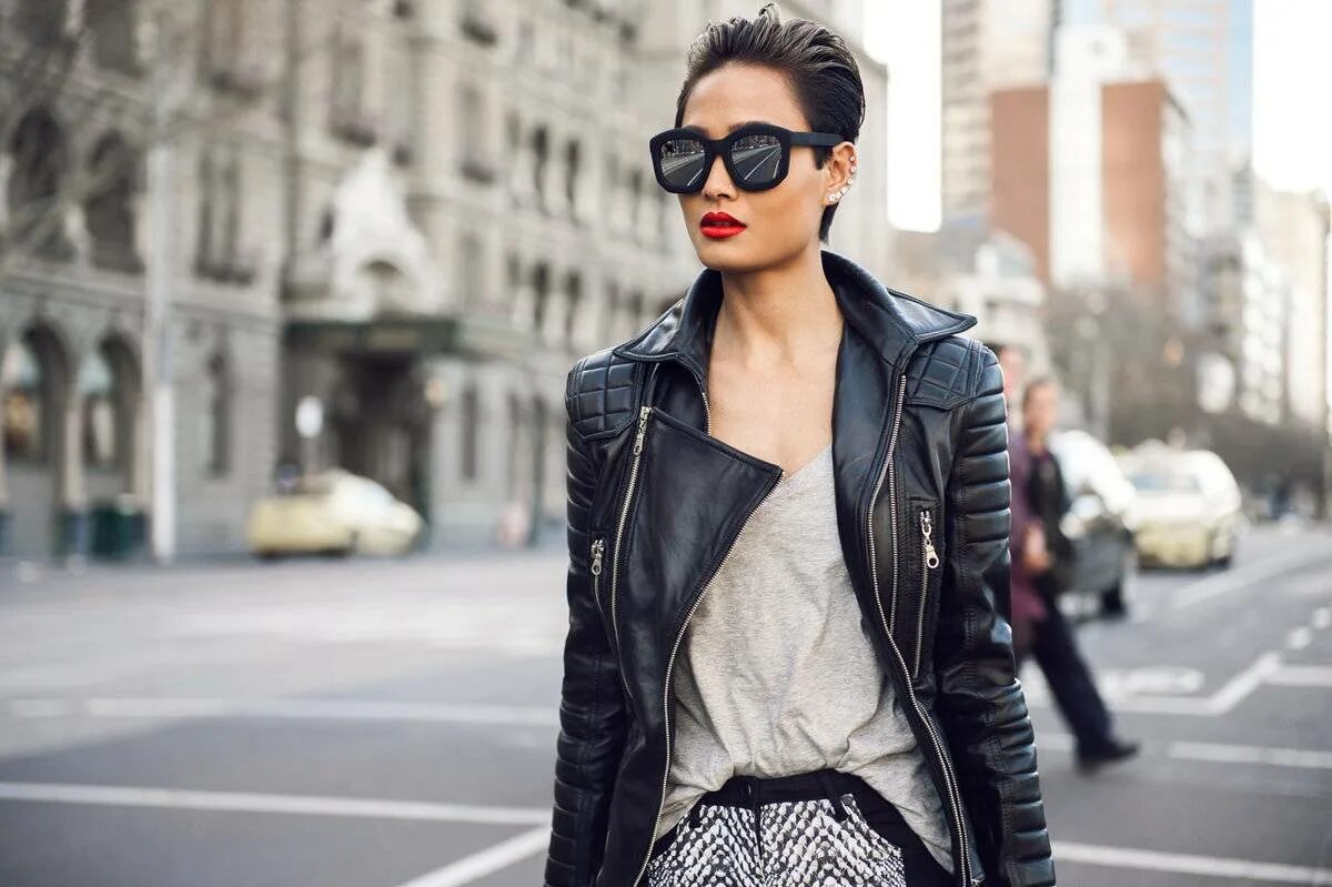Модные картинки. Street Style косуха. Стильная девушка. Кожаная куртка. Девушка в кожаной куртке.