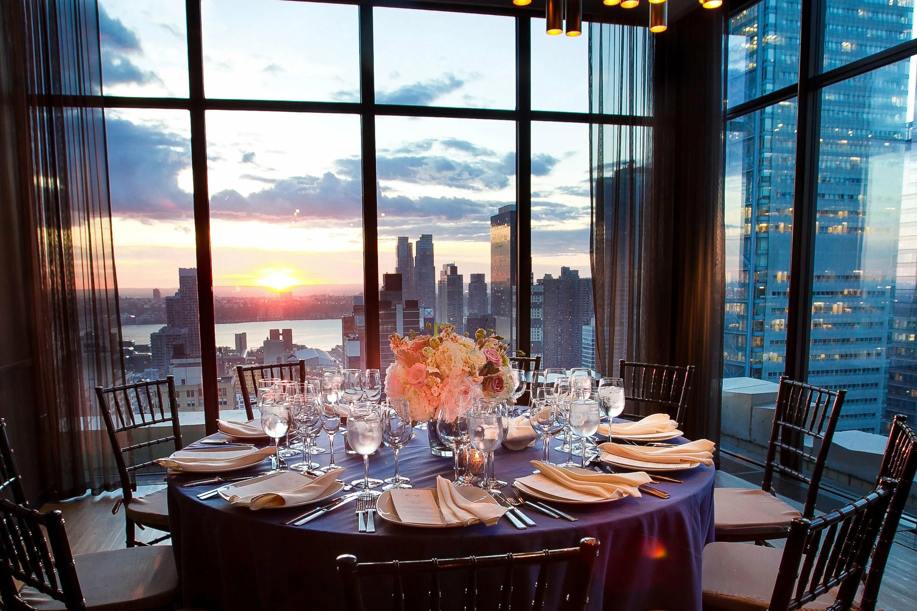 Ресторан с большими окнами. Ресторан панорама 360 владимир. Я люблю ресторан на васильевском. Mosphere дубай. Видовой ресторан санкт-петербург.