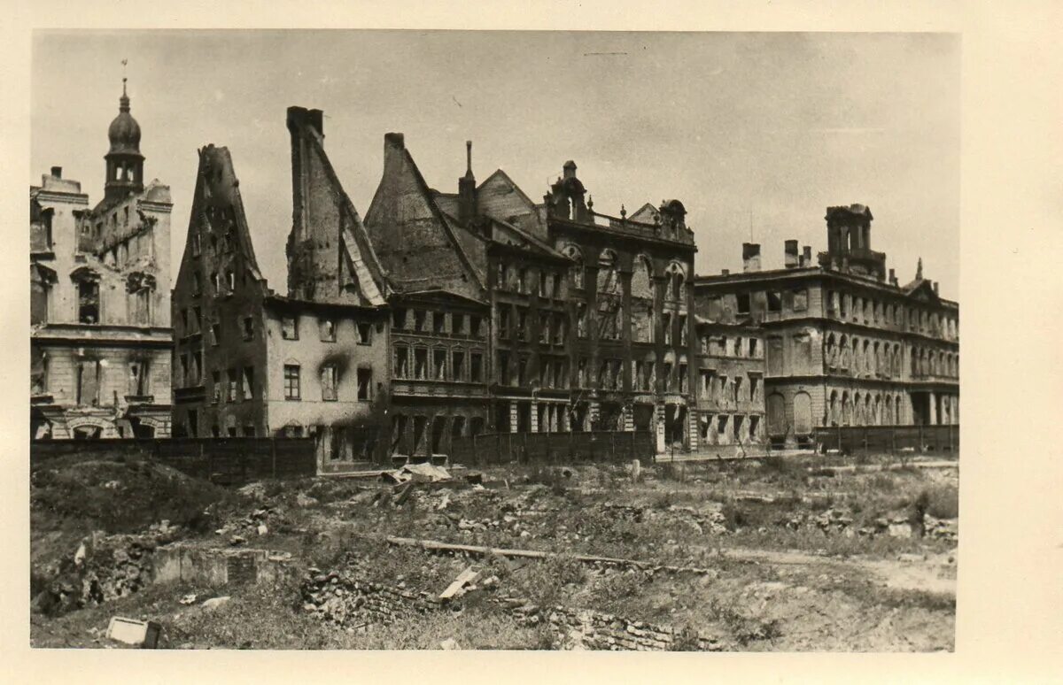Старая рига. Немецкая рига. Немцы в риге. Памятник свободы в риге 1941. Немецкая рига.