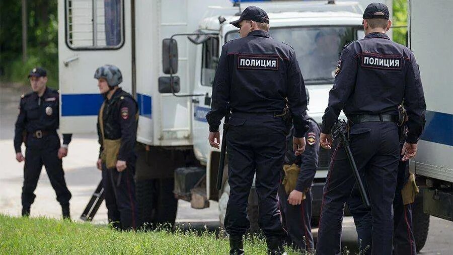 Полицейские работа фото В Якутске задержали ночью на улице 61 подростка