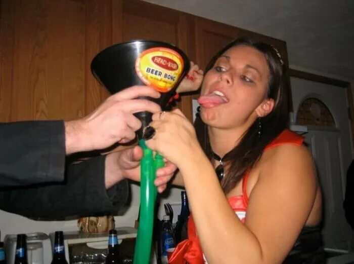 Жирные девушки пьют из воронки. Домашняя девушка прикол. Девушка пьет из воронки. Девушка пьёт через воронку. Девки на квартире пьяные.