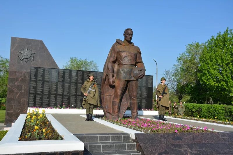 Энгельс годы. Мемориал Энгельс памятники. Памятники воинам город Энгельс. Памятники Великой Отечественной войны в Энгельсе. Энгельс памятник мемориал воинам.