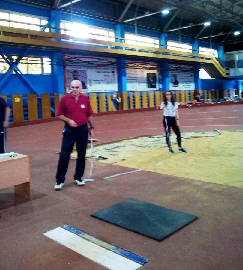 Манеж урал. Легкоатлетический манеж уралмаш. Зимний стадион уралмаш екатеринбург. Секции бадминтона в сокольниках. Футбольный манеж в екб на уралмаше.