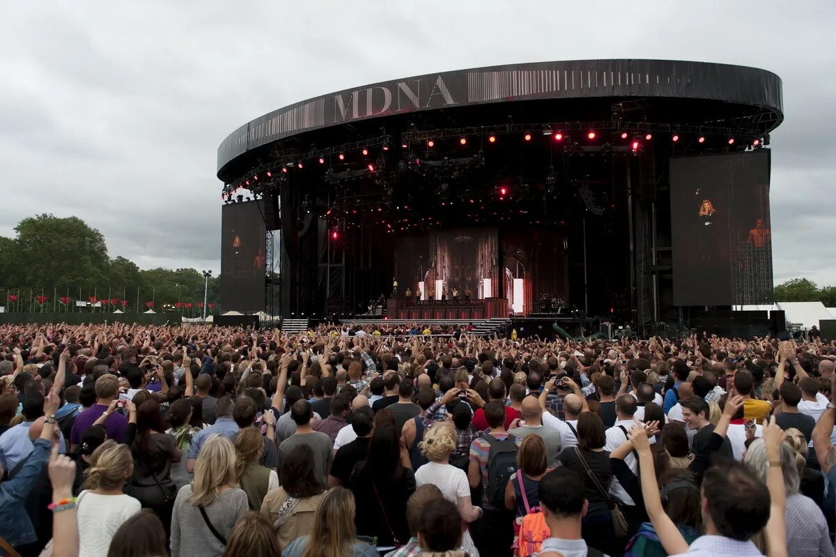 Концерт на английском языке. Hyde Park London концерты. Гайд парк Квин концерт. Сцена Hyde Park. Концертные площадки на открытом воздухе.