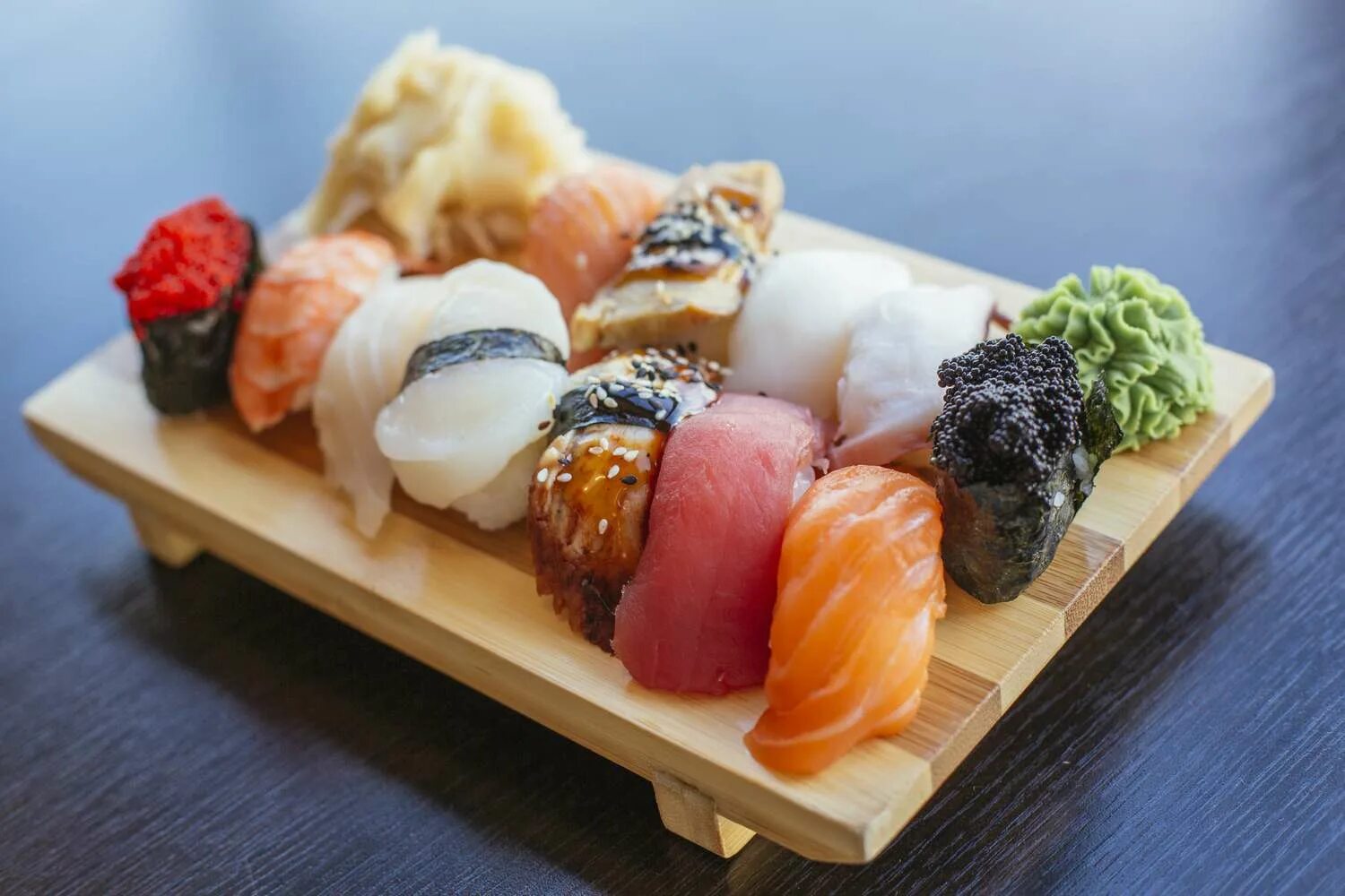 Суши хвойная. Красивые роллы. Японская кухня. Японские блюда. Суши и роллы.