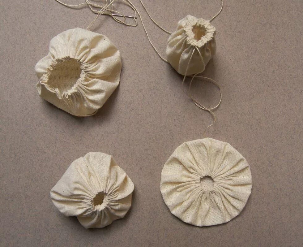 Техники цветов из ткани. Цветочки йо-йо или Саффолкские пуфы. Йо Йошки из ткани. Цветы из ткани для украшения. Цветы из ткани своими руками.