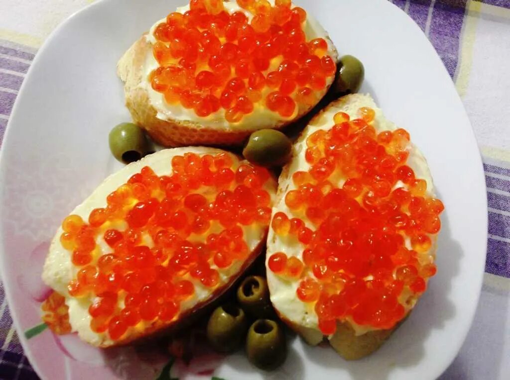 Как вкусно сделать бутерброды с икрой. Бутерброды с красной икрой на праздничный стол. бутерброды с красной икрой на праздничный. бутики с икрой. бутер с красной икрой на праздничный стол.