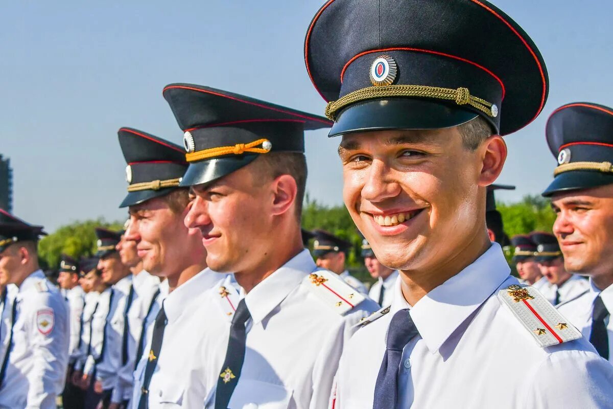 Есть среди офицеров. Выпускники военных училищ. Молодые офицеры. Офицеры выпускники. Курсант военного училища.