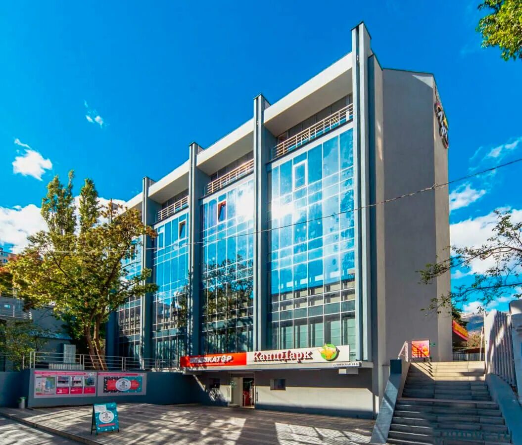 ялта центральная улица. торговый центр москва ялта. центр на ялтинской. село оползневое крым мрия. центр на ялтинской.