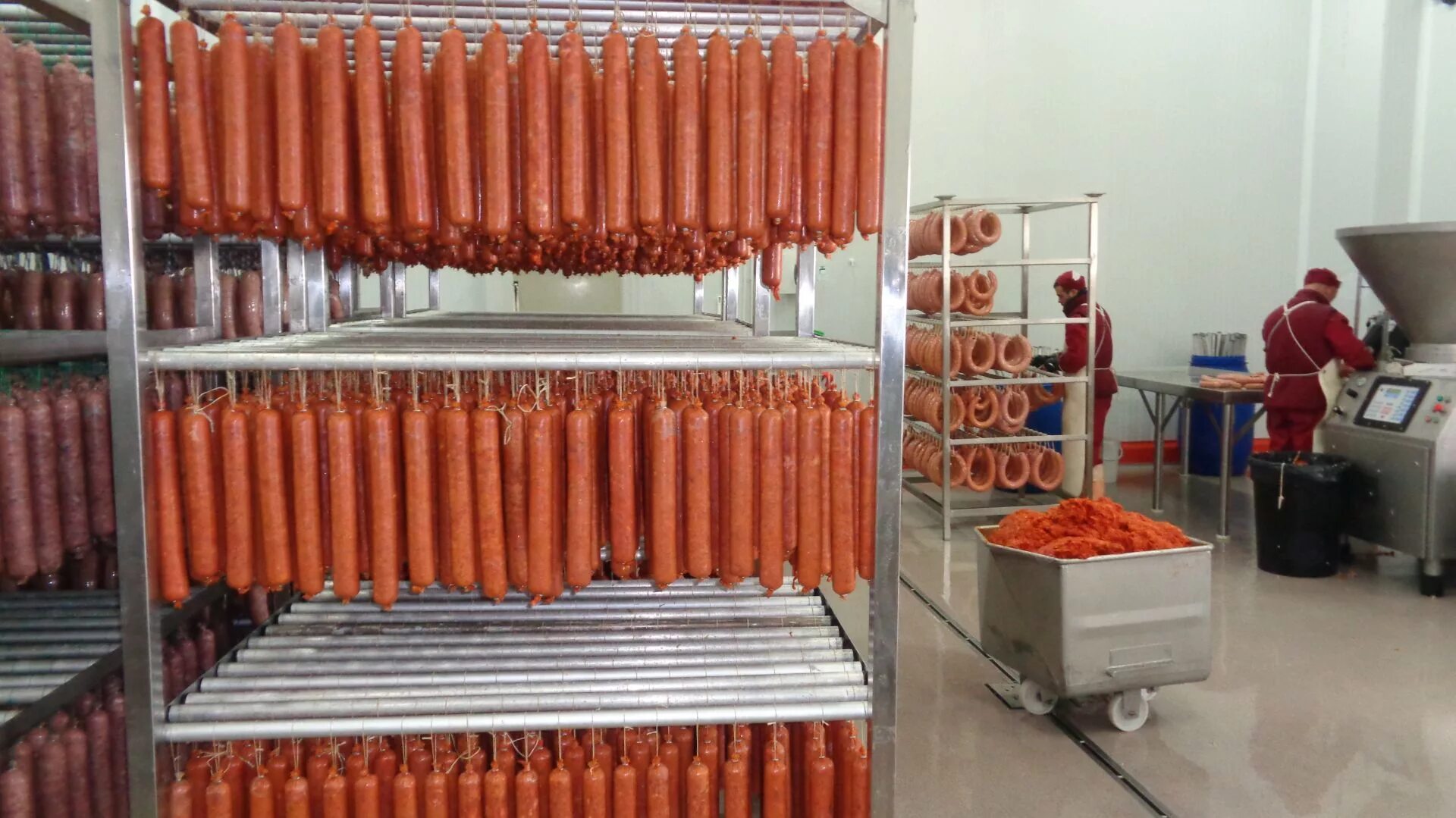 копчение колбасы камера. серышевский колбасный цех. палка колбасы. обработка колбасных изделий. варка колбасных изделий.