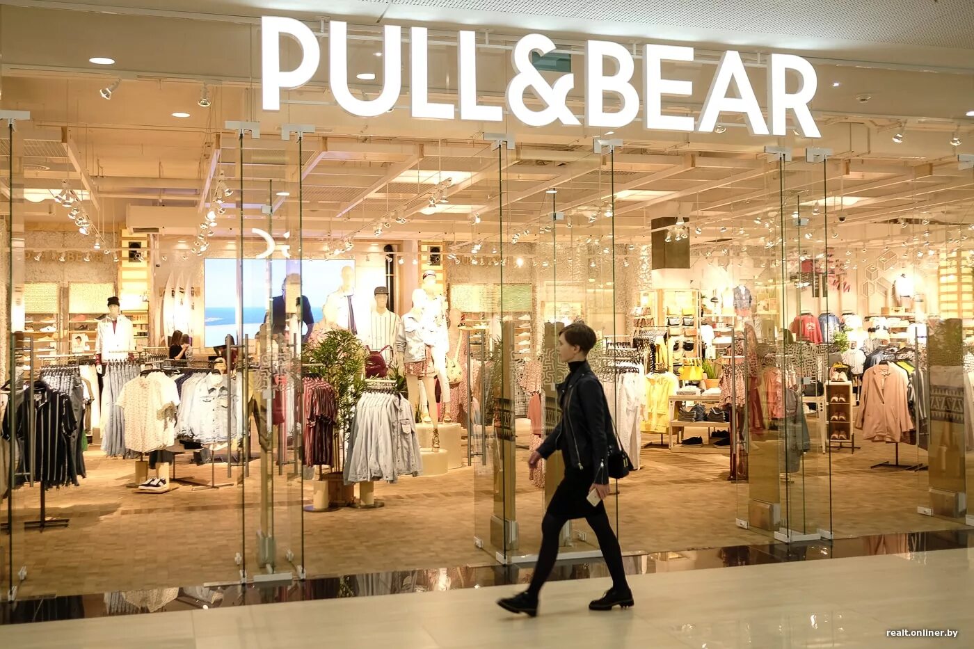 Витрина bershka. Магазины bershka и pull & bear. Pull and bear метрополис. Бершка вегас мякинино. Zara bershka.