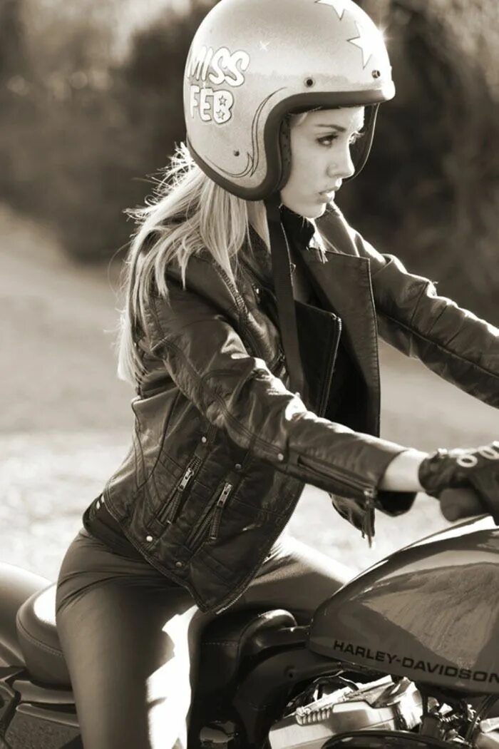 Леди харлей. Девушка байкер. Фотосессия на мотоцикле. Обои мотоциклы с девушками. Татуированная девушка на мотоцикле.