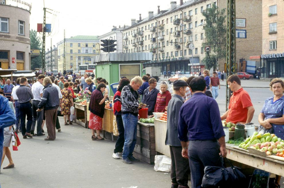 Россия в 1990 2000 годы. Центральный рынок Петрозаводск 1990. Рынок в России в 90е. Центральный рынок (Москва) в 90е. Тверская улица в 1990е.