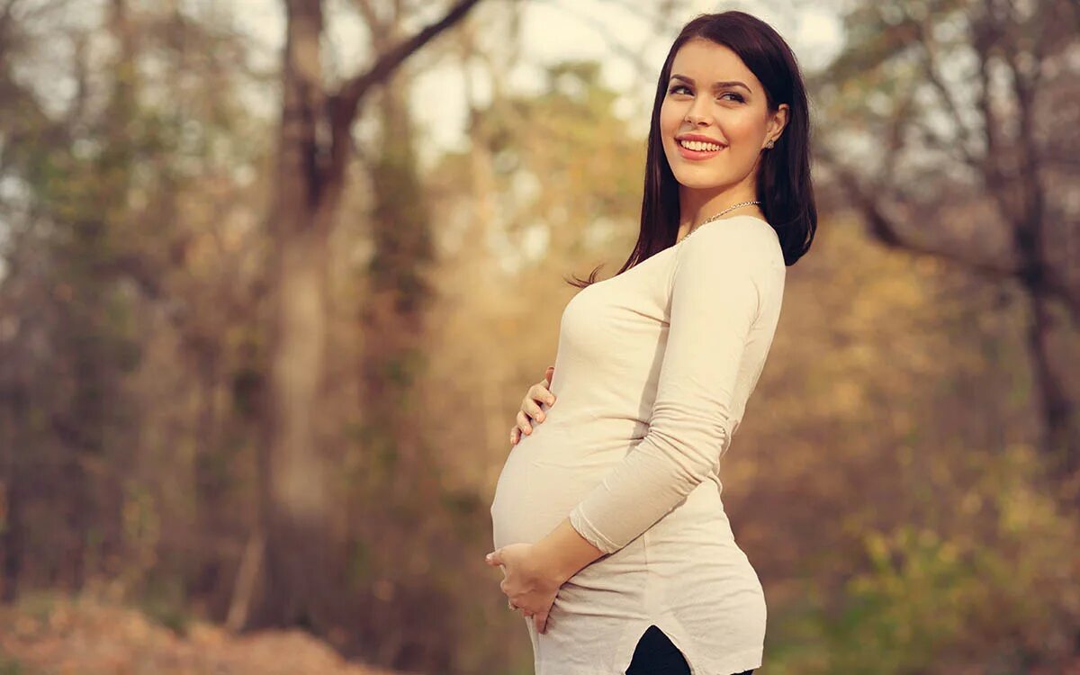 Фотосессия беременности в лесу. Pregnant brunette. Pregnant brunette. Pregnant brunette. Беременская девушка.