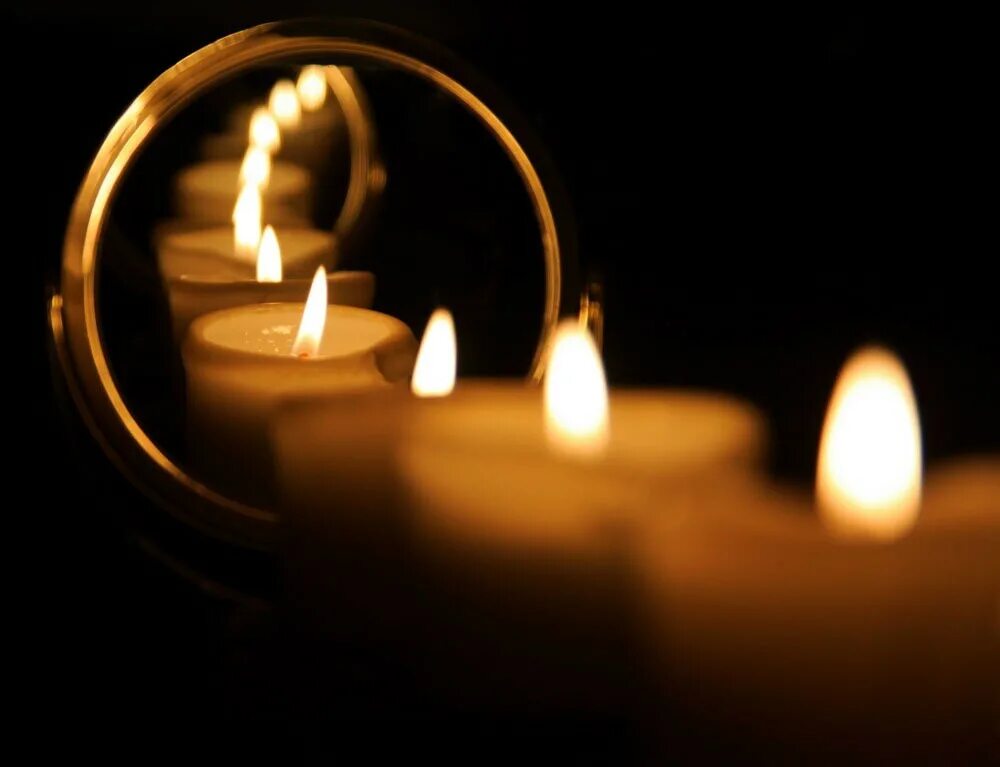 Свеча отражается в зеркале. Зеркальный коридор свеча. Зеркало и свеча. Ритуалы со свечами. Зеркальная свеча.