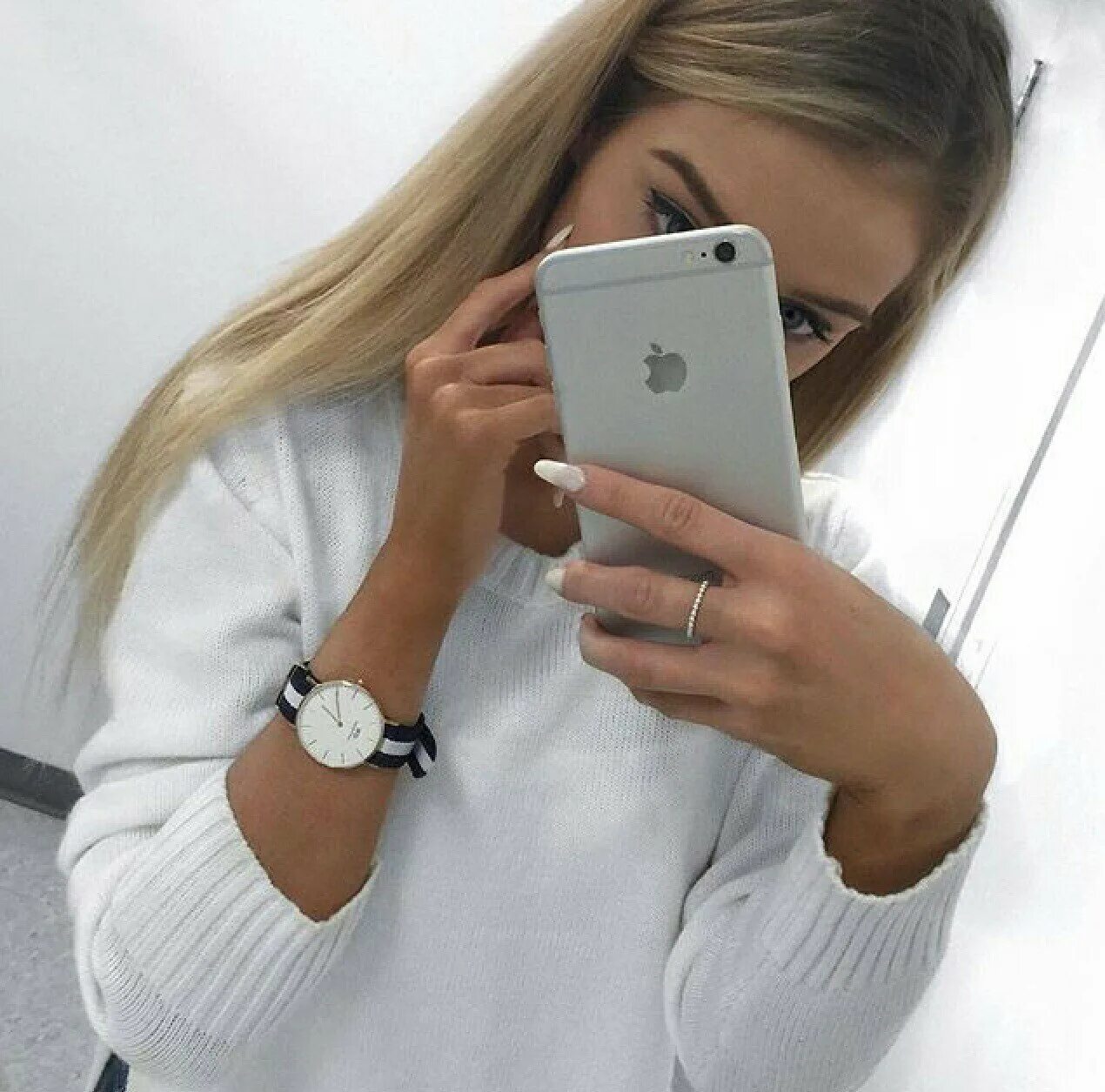 Красивые девочки с айфонами. Девушка с айфоном в зеркале. Девушка с айфоном в зеркале. Девушка с айфоном в зеркале. Девушка с 11 айфоном в зеркале.