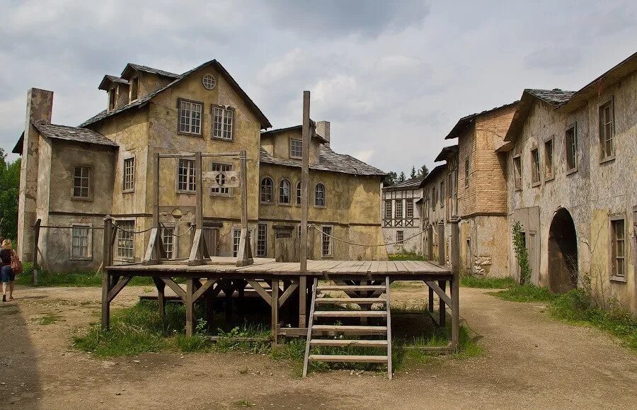 Пилигрим город. Piligrim Porto город-призрак. Усадьба Середниково и Киногород Piligrim Porto. Киногородок в Подмосковье Пилигрим. Фирсановка усадьба Середниково Киногород.