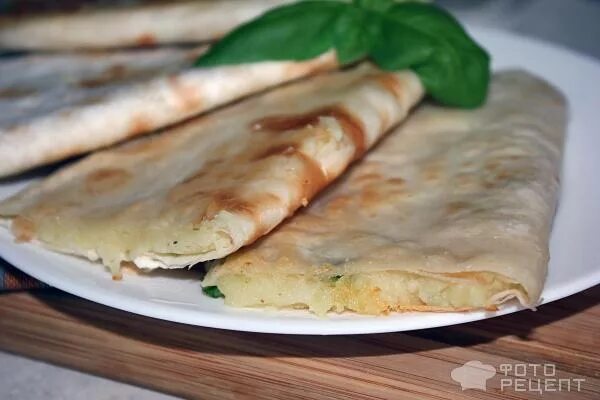 Картошкой и зеленью. Лаваш с картошкой. Трубочки из лаваша. Лаваш с картошкой. Закуска из лаваша с грибами.