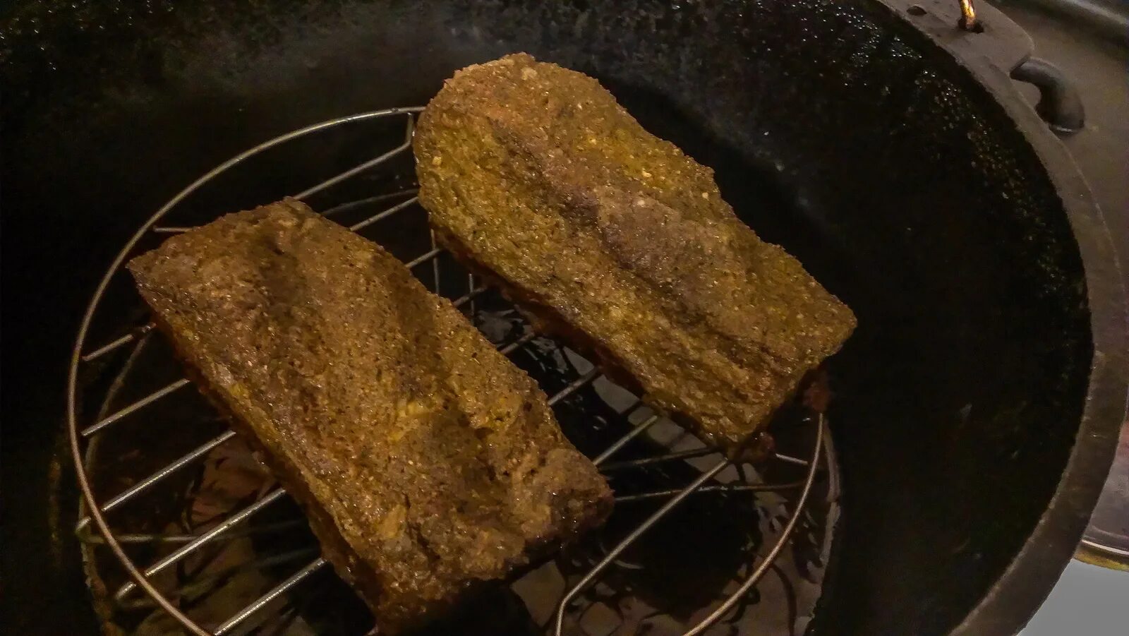 Духовка для копчения. Копченое сало в духовке. Копчение мяса в газовой духовке. Копчение сала в электрогриле.