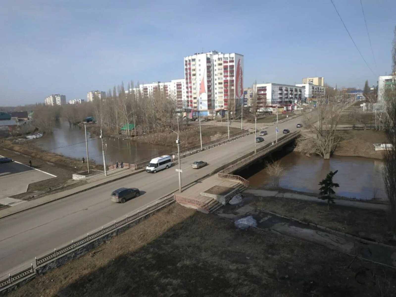 Уровень воды в стерлитамаке сегодня. Река Стерля в Стерлитамаке. Набережная Стерлитамак Стерля. Река Ашкадар в Стерлитамаке. Набережная реки Стерля города Стерлитамак.