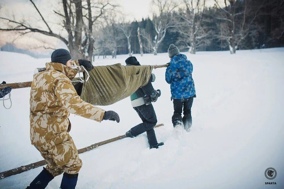 Поставь cold. Тащит зимой в лесу. Человек тащит другого зимой. Экстремальная ситуация картинки.