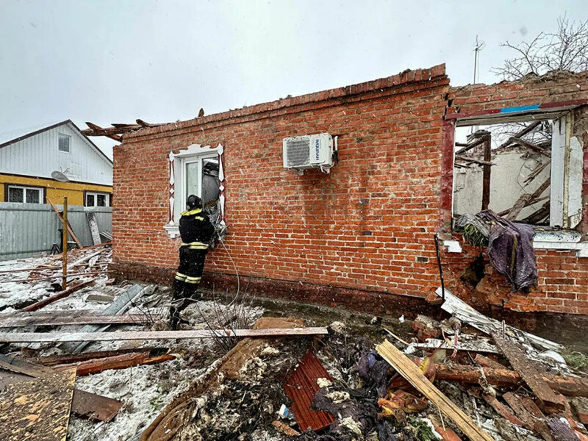 Время обстрелов в белгороде. Шебекино Белгородская область разрушения. Обстреляли город Шебекино в Белгородской области.. Разрушенный дом. Обстрел города Шебекино.