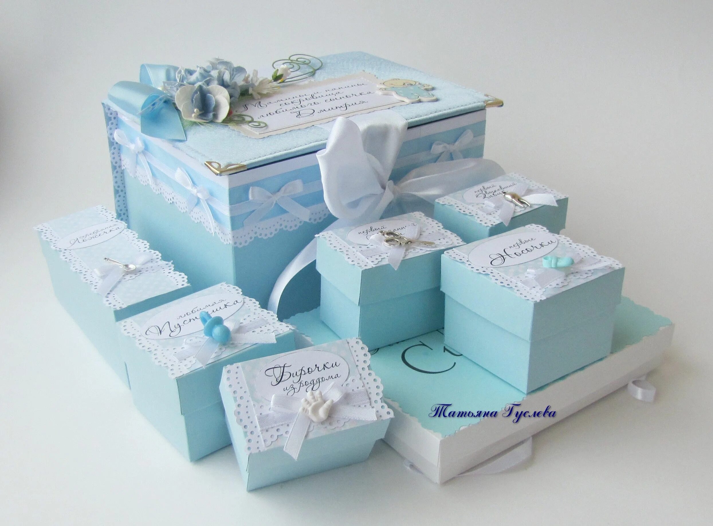 Коробочки для новорожденных. Коробочки для новорожденных мамины сокровища. Коробка вещей для новорожденного. Коробочка для новорожденного. Коробка с подарками для новорожденного.