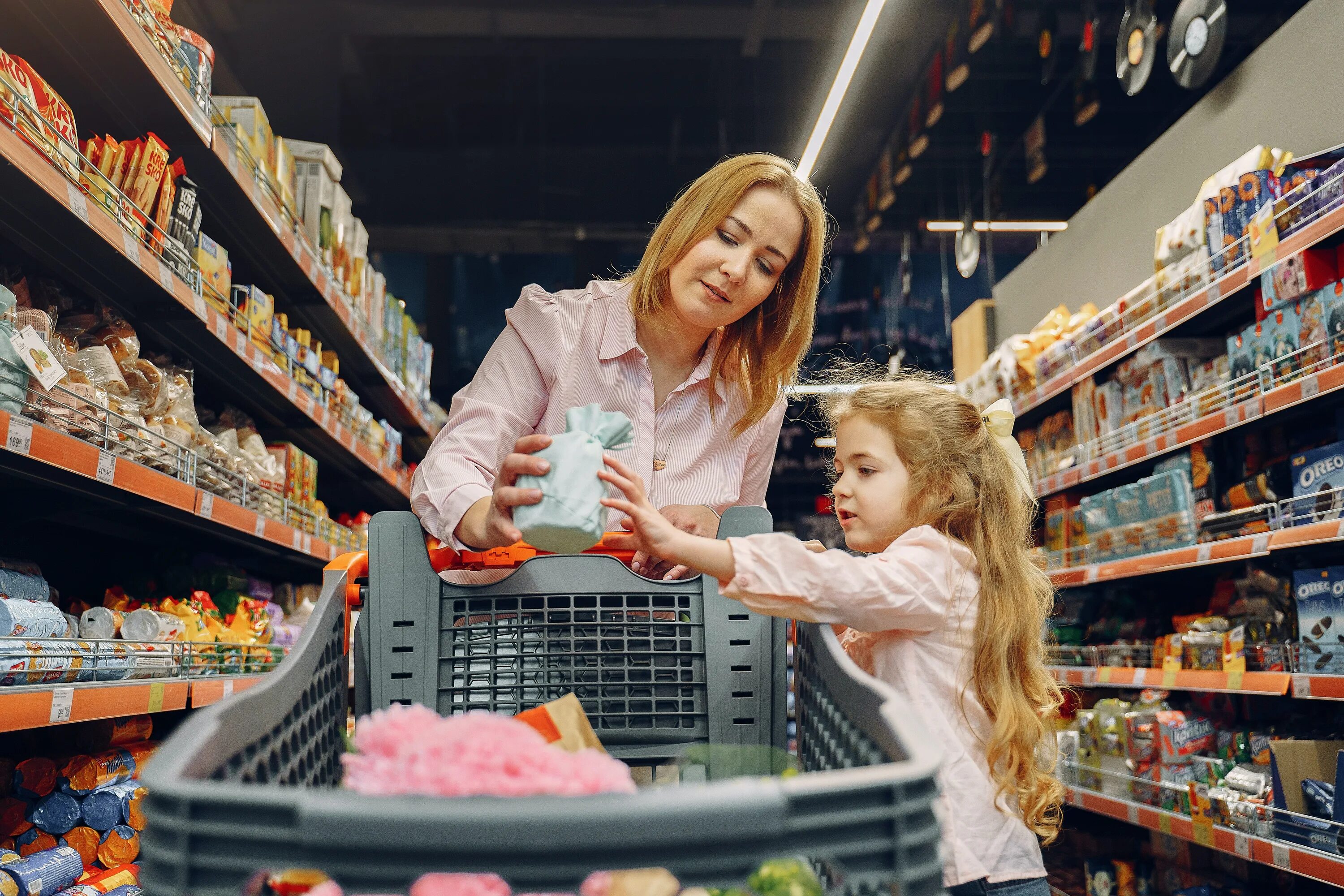 Family 1 shop. Покупатель в супермаркете. Семья в супермаркете. Супермаркет Family. Семейка в супермаркете.