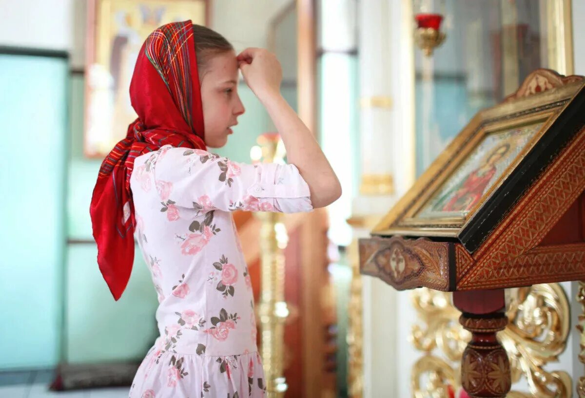 Можно ли молиться перед иконой. Крестное Знамение Православие. Девочка в храме. Дети в храме. Дети молятся в церкви.