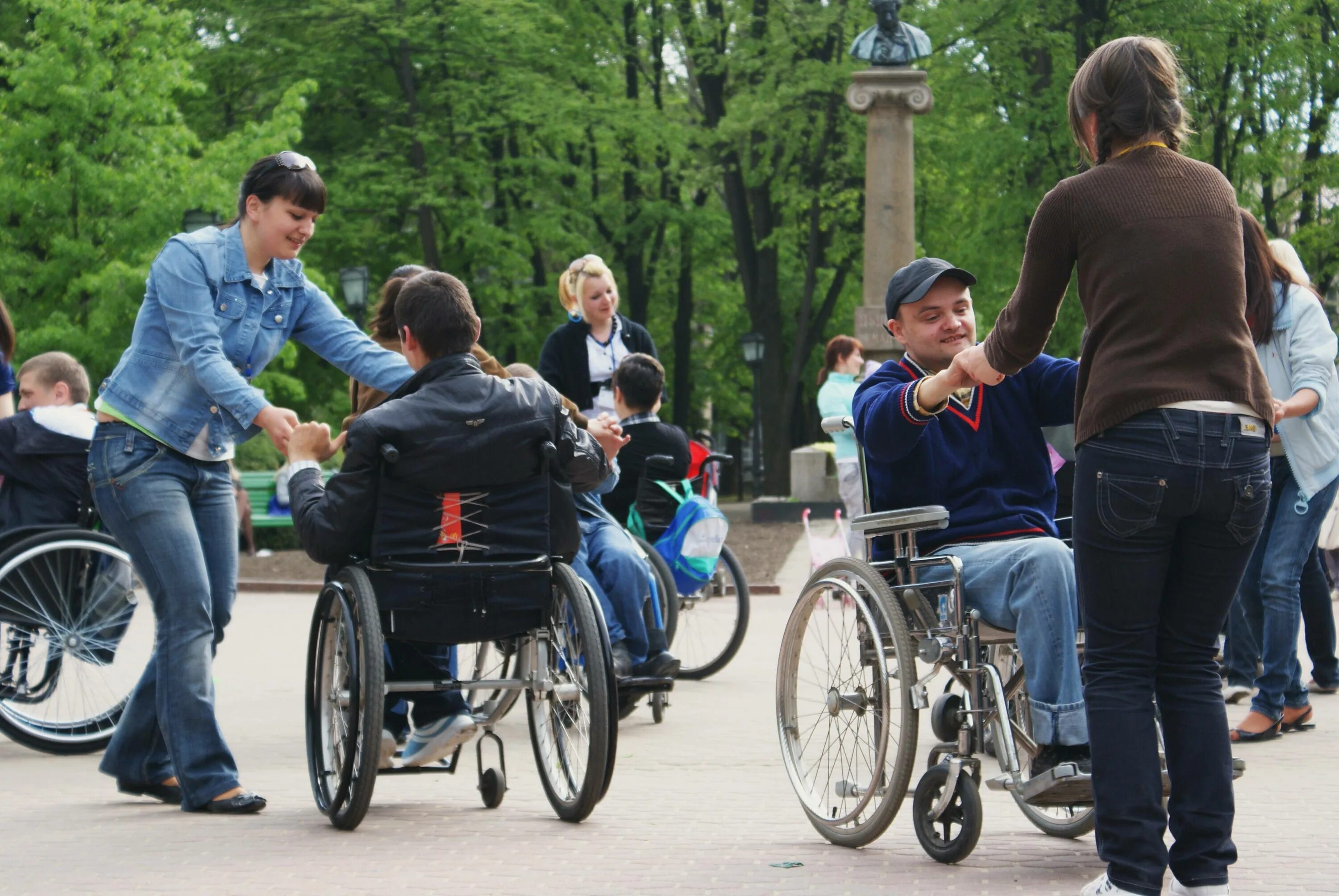 Люди с ограниченными возможностями. Лица с ограниченными возможностями. Общество инвалидов. Инвалиды с ограниченными возможностями.