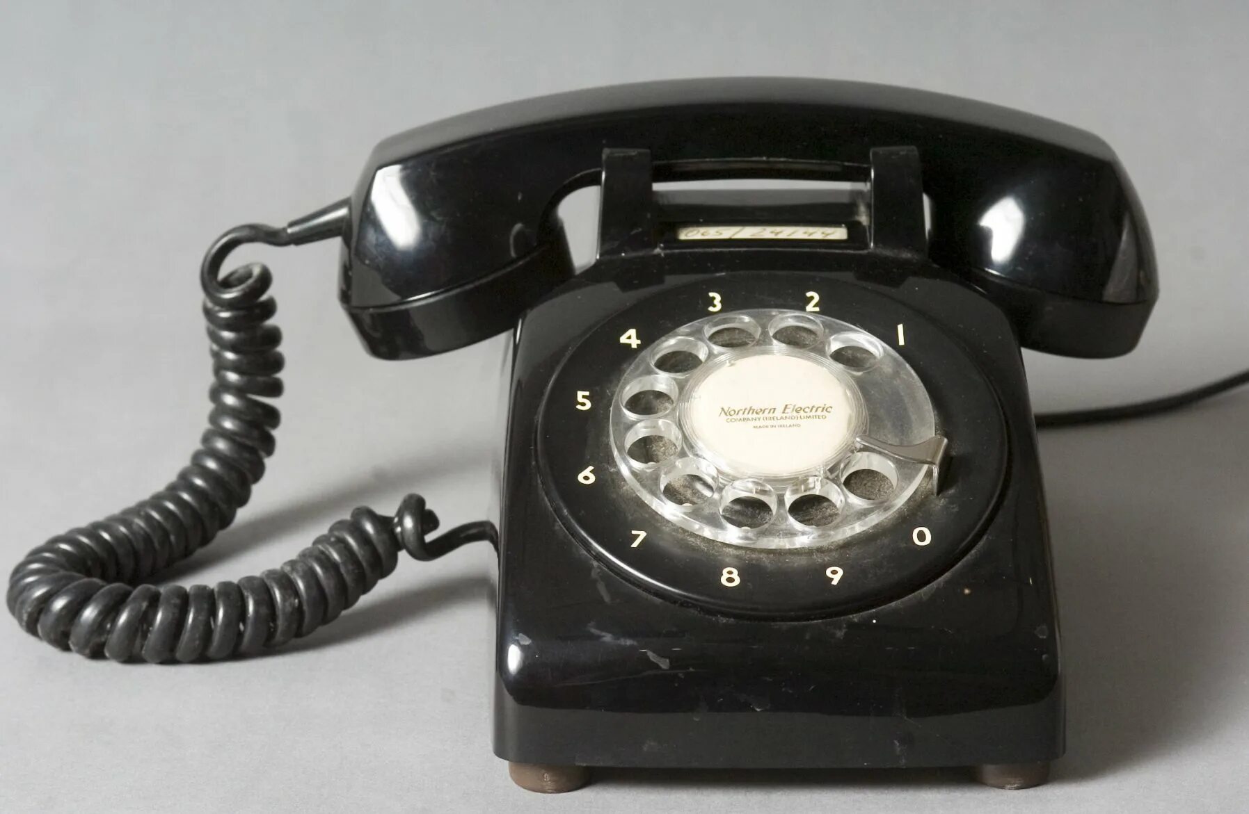 Антонов старый телефон. Второй телефон. Телефоны 2005 года. Радиотелефоны 2005 года. Черный телефон.