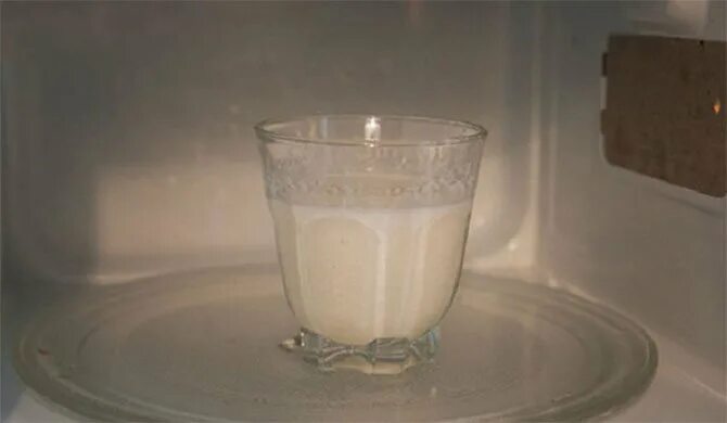 Молоко в микроволновке. Молоко кипяченое в стакане. Стакан молока в микроволновке. Кружка для молока в микроволновке. Можно греть кефир